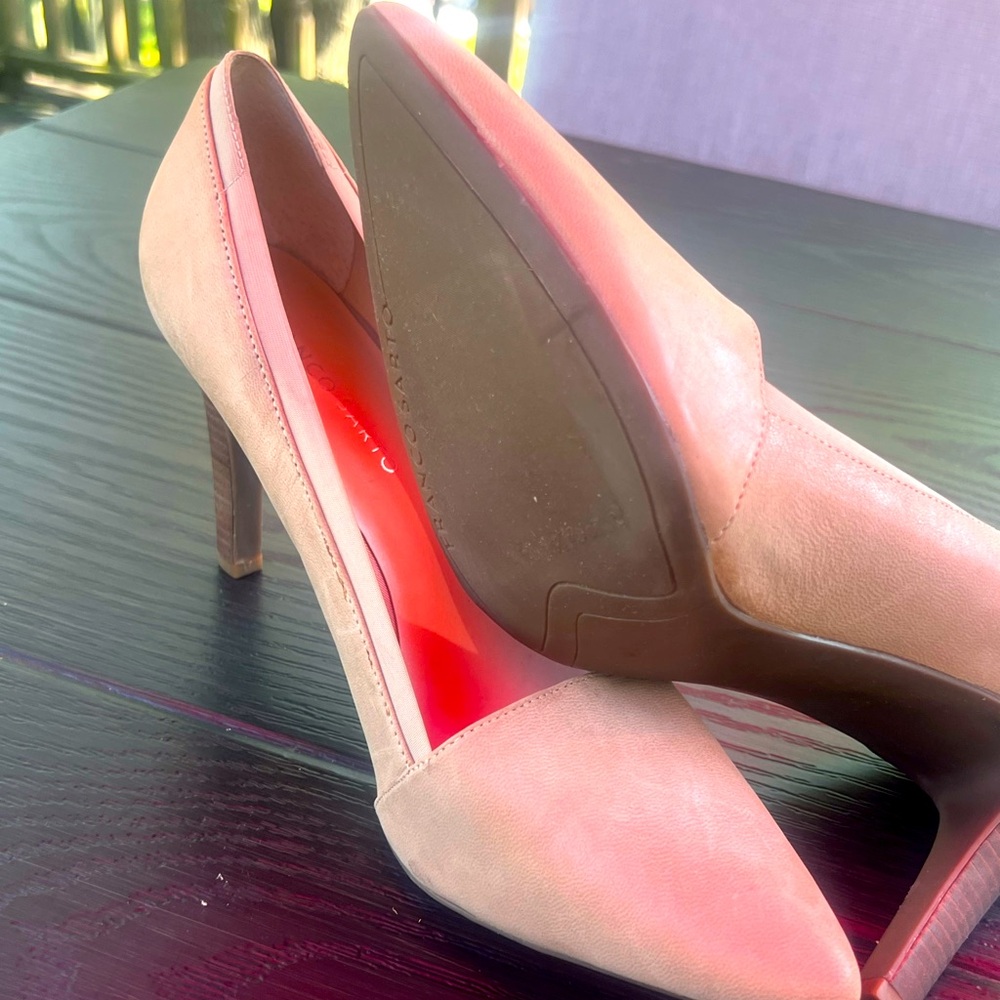 Franco Sarto Beige leather pump.